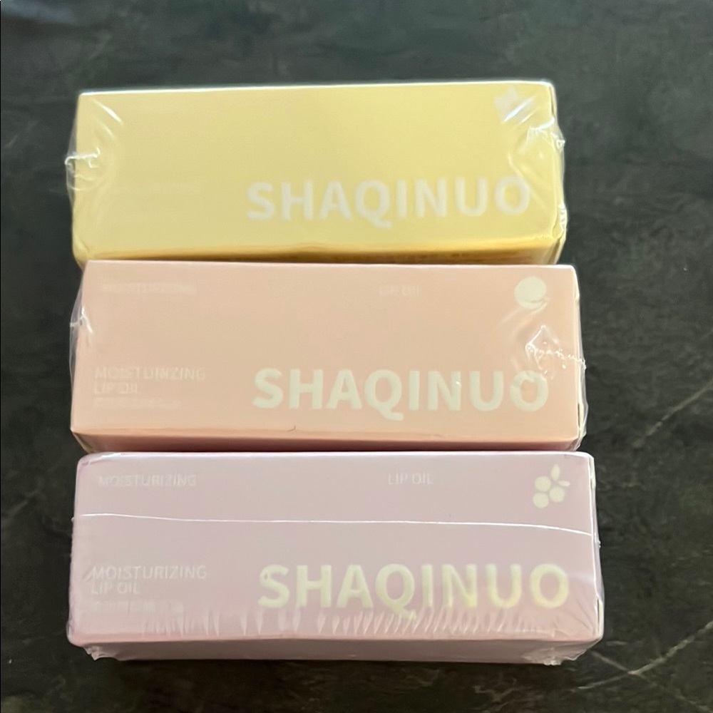 Moisturizing Lip Oil Choice of Grape, Peach or Honey Suckle NIP - Buy Now Price - Picture 4 of 4